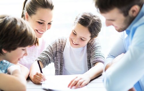 أولياء أمور يتابعون أبنائهم أثناء عمل الواجب المدرسي