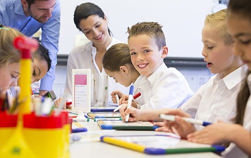 الطلاب في الفصل مع المدرس