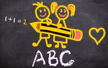 سبورة في فصل دراسي بالمدرسة