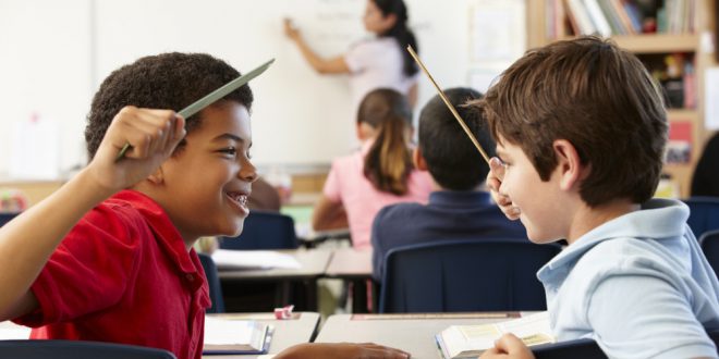 مراقبة دقيقة لسلوك الطلاب
