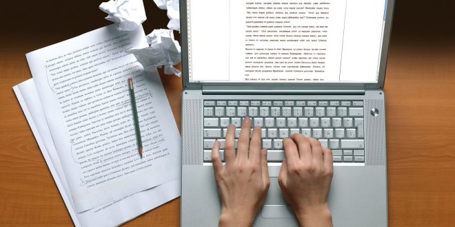 مزج التعلم المتزامن وغير المتزامن مع نظام إدارة التعلم